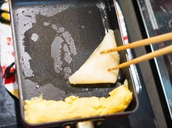 step13: 再來同樣用餐巾紙上油。