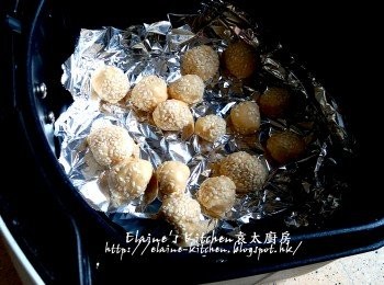 step7: 健炸寶放上錫紙 , 放上芝麻麵糰 , 180C25分鐘成金黃色