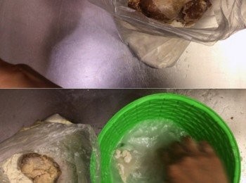 step7: 之後把醃好的雞件先沾上一次麵粉，浸一浸冰水，再沾多一次麵粉