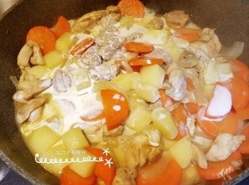 step3: 加入雞湯和水煮至滾，加蓋轉小火煮12分鐘，再加入忌廉拌勻，試味後太淡可加鹽調味，將汁煮至杰身即成