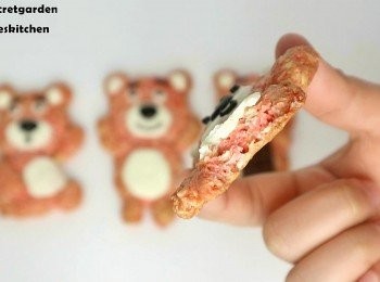 step19: 口感是偏向脆硬, 椰絲灰裡面超香的
燕麥吃起來QQ的, 整個好搭
這次餅乾沒有用奶油, 而是用了植物油
而且加了燕麥, 感覺還蠻健康的XD