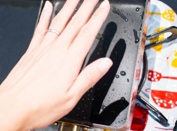 step8: 將煎鍋放上爐子，手感受一下煎鍋溫度，太燙的話就稍微拿起鍋子降溫（如果溫度太高蛋液放下去就直接全熟了啦！）
＊一般來說全程開著弱火就ＯＫ瞜！