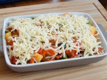 step6: 淋上蕃茄醬汁，再灑上芝士碎，放入已預熱220度C焗爐，焗15至20分鐘，至芝士溶化，金黃酥脆即成！