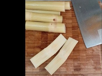 step2: 竹蔗洗淨，一開二。