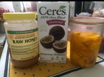 step5: 將南瓜片鋪在玻璃瓶內，加人百香果汁和蜜糖。可以自行試味。 建議甜度可增加，因醃南瓜片，甜度會減。放雪櫃最少一晚，最好醃兩，三日令南瓜入味