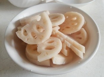 step3: 蓮藕去皮切片備用