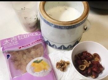 step4: 將鮮奶、紅棗、已清理雜質的桃膠和冰糖放入燉盎。