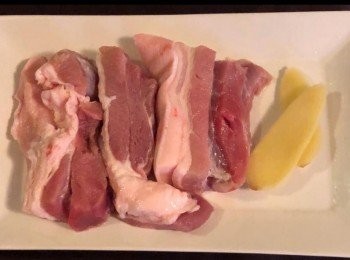 step2: 花腩肉，洗凈待用。