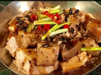 step7: 倒去已蒸好的五花腩肉和芋頭的水，再加入2湯匙鼓汁攪勻，加少許水，紹興酒和糖煮刻片，最後加入生粉水勾芡，攪勻後淋上五花腩肉上，再加上葱段和紅椒碎便可。





想知道我更多食譜，可去我Facebook 專頁。
https://m.facebook.com/carlineki/