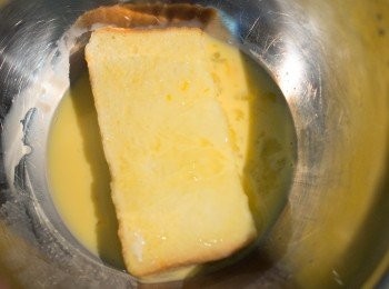 step5: 放入吐司沾滿蛋液。