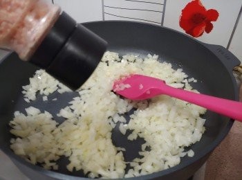 step5: 洋蔥切幼粒， 用小許牛油炒香， 下磨菇片兜炒一會