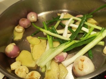 step3: 用油爆香香料。