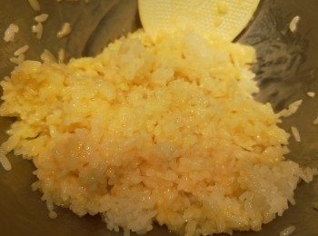 step2: 將一半蛋液和白飯撈混。
