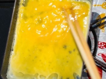 step10: 搖晃一下煎鍋，使蛋液均勻分布，並用筷子輕輕攪拌蛋液。
當蛋液表面有起泡時，用筷子戳破，並搖晃煎鍋，讓半熟的蛋液填補。