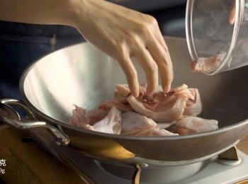 step1: 熱油鍋，將薑片下鍋煸香後倒入雞肉拌炒。