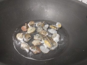 step1: 蜆洗淨， 中火煮至剛開口； 撈起瀝乾備用