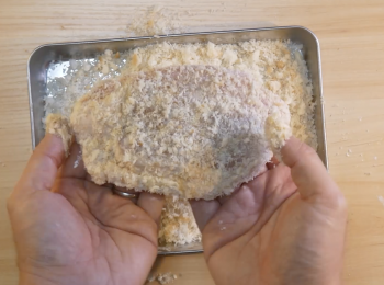 step7: 接著沾裹麵包粉。