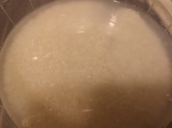 step2: 水和米1：1，煲飯時間中火7分鐘，中途需攪一次，之後轉中細火7分鐘，之後鋪上<a href="https://bit.ly/3zHU5V3" target="_blank" data-keyword="雞翼" class="guide-link"><strong>雞翼</strong></a> <span style="display:inline-block;vertical-align:middle;margin-top:-3px;color:initial;border-radius:3px;padding:2px 3px;font-size:12px;line-height:14px;background:#87d300;color:#fff;">即買</span> 和薑蔥。