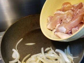 step2: 熱鑊下油加入洋葱爆香，加入雞件煮至轉色，加入甘筍和薯仔炒勻