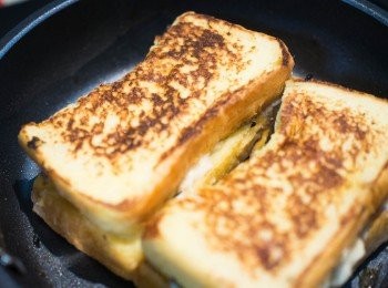 step8: 在蓋上另一面煎好的法式吐司，大約再加熱兩分鐘即可完成。