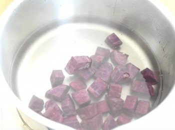 step5: 煮沸600毫升水，然後下餘下的紫薯，煮約10-15鐘至紫薯軟身