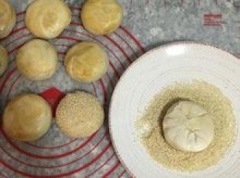 step24: 烤箱預熱到180度。
備ㄧ盤子倒入白芝麻；在燒餅上刷上糖水或冷開水，再去沾白芝麻；
註：糖水可利用剛剛煮糖的鍋，加些冷開水煮一下後就可以當糖水使用。