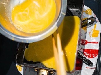 step9: 接著倒入1/3的蛋液。