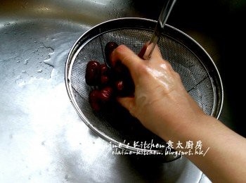 step1: 紅棗用水沖洗乾淨及瀝乾水份 , 再抹乾水份
