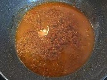 step15: 倒回炒鍋中拌炒；