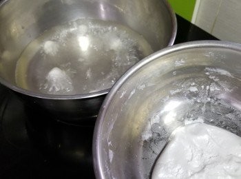 step5: 煮好的糖水再開火,再將糯米粉糰搓成一粒粒放入糖水裡煮,煮到糯米糰浮起才熟透(不要搓太大粒,細波子少少就可以)(如果小丸子搓得唔夠快亦可以搓定先煮)