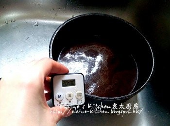 step12: 再加入黃糖及250g水拌勻 , 用慢火煮至糖溶 , 靜待20分鐘稍為放涼