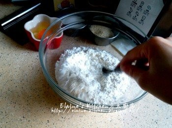 step1: 麵粉及泡打粉放入大碗內拌勻