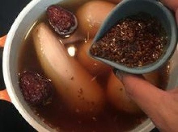 step8: 開鍋蓋，倒入桂花蜜，蓋回鍋蓋續煮15分鐘後，關火燜到降溫，便可移入冰箱冷藏過夜；