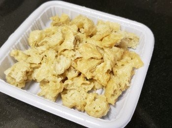 step4: 麵筋，將麵筋出水去除多餘油份，再壓出水份切成小件