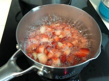 step4: <span class="group_2">士多啤梨醬</span>：
把用作製醬的士多啤梨切粒，連糖及水放入鍋中，以細火煮至糖溶