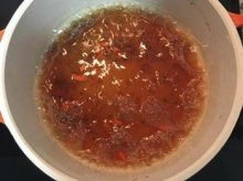 step10: 取出蓮藕後開中火將糖汁收成略帶濃度，並放入洗淨的枸杞共煮。（也可不煮糖汁，直接用市售桂花蜜淋在切片的蜜藕上。）