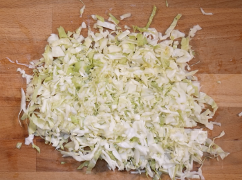 step1: 首先將高麗菜切末。
