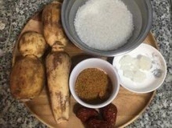 step1: 糯米洗淨，泡水2小時；紅棗洗淨備用，糖類秤好。