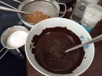 step3: 海盐，30克糖放入冷卻溶朱古力内拌勻，然後加入蛋黄。