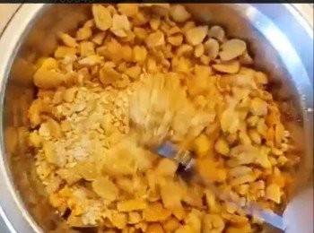 step1: <span class="group_1">油角饀材料</span>做法
將花生碎及芝蔴分別放入鑊小火烤乾身，取出待涼備用
將花生碎、芝蔴及砂糖拌勻 待用，預犕豬肉鬆