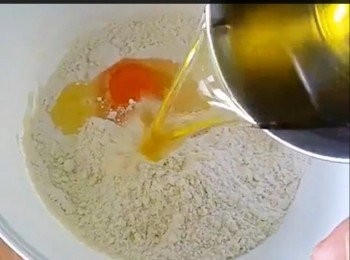 step2: 油角皮做法：
粉、糖、蛋、油全部混合拌勻，慢慢加入清水搓至柔軟光滑,