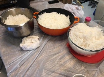 step1: 蘿蔔去皮，一半刨絲一半切條（2/3+1/3也可以）
蝦米，臘腸砌粒備用
瑤柱用薑蔥酒蒸30分鐘備用
*蝦米水及瑤柱水留起備用