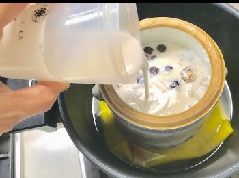 step6: 把椰漿加進去， 再燉5分鐘， 食得。