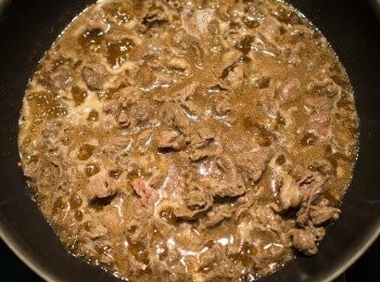 step2: 再鍋中放入酒or白酒加熱，讓酒精揮發。
酒精揮發後加入<span class="group_2">調味料</span>煮滾。
轉弱火～中火放入牛肉煮10分鐘。
＊灰色浮末不取出也沒關係。