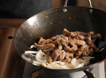 step3: 同一油鍋，將大蒜、洋蔥下鍋爆香後，把步驟2的肉絲重新倒回鍋內拌炒。