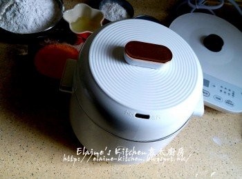 step4: 蒸燉寶的煲內加熱水至水位位置 , 放上蒸架 , 放上燉盅 , 蓋上煲蓋