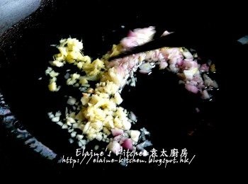 step5: 乾蔥粒 , 蒜粒及薑粒放入鑊中拌炒數分鐘至有香味