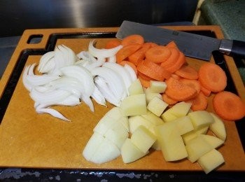 step1: <a href="https://bit.ly/2ZxapeY" target="_blank" data-keyword="雞扒" class="guide-link"><strong>雞扒</strong></a> <span style="display:inline-block;vertical-align:middle;margin-top:-3px;color:initial;border-radius:3px;padding:2px 3px;font-size:12px;line-height:14px;background:#87d300;color:#fff;">即買</span> 切塊後加入醃料醃10分鐘，甘筍和薯仔切粒，洋葱切條備用