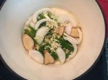 step7: 排入蔥段；鋪上薑片；撒入洋蔥絲；並加入1半的蒜末。