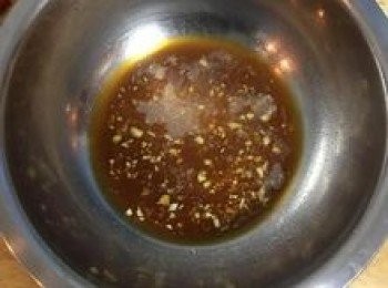 step12: 將另一半蒜末加入醃蝦的醬汁中；加一茶匙鹽、少許雞粉或香菇精，少許白胡椒粉拌勻。